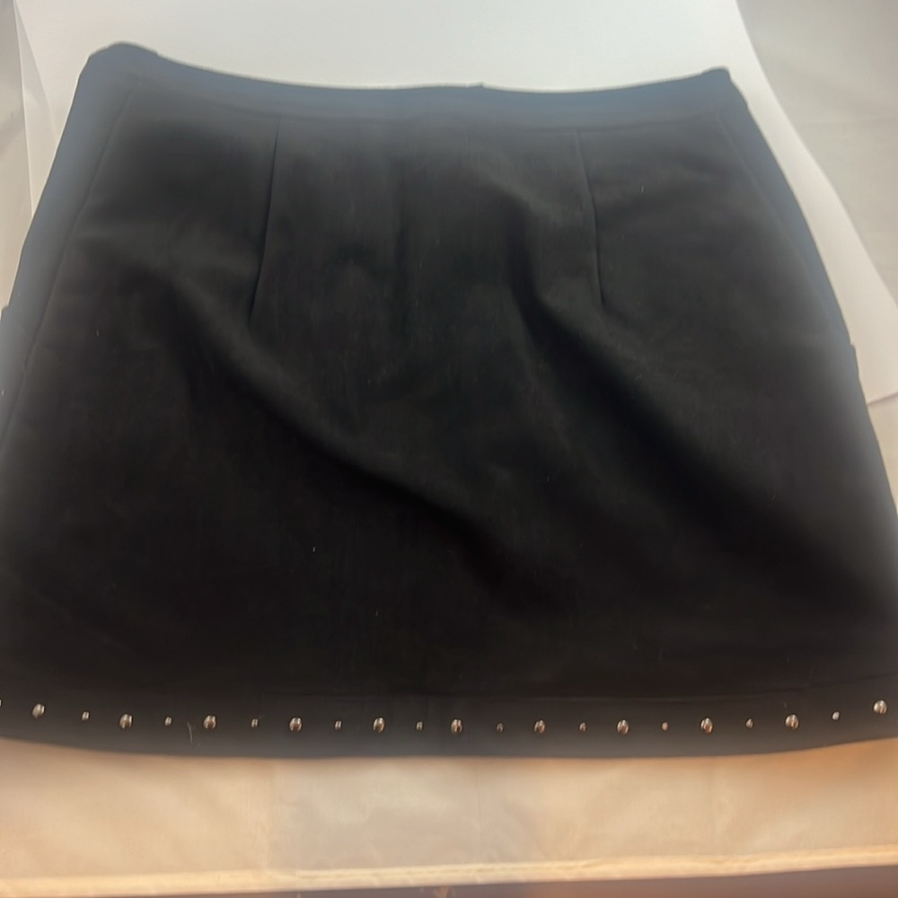 NWT American Eagle AE Black Faux Suede -Studded Full Zip Mini Skirt Size 2 - Picture 3 of 3